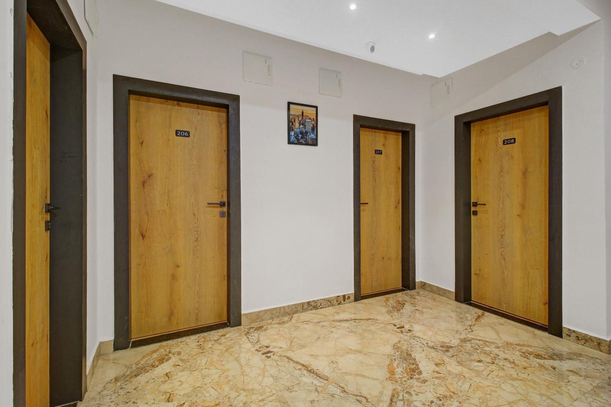 Super Townhouse Oak Hitec City Near Image Hospital Hajdarábád Exteriér fotografie